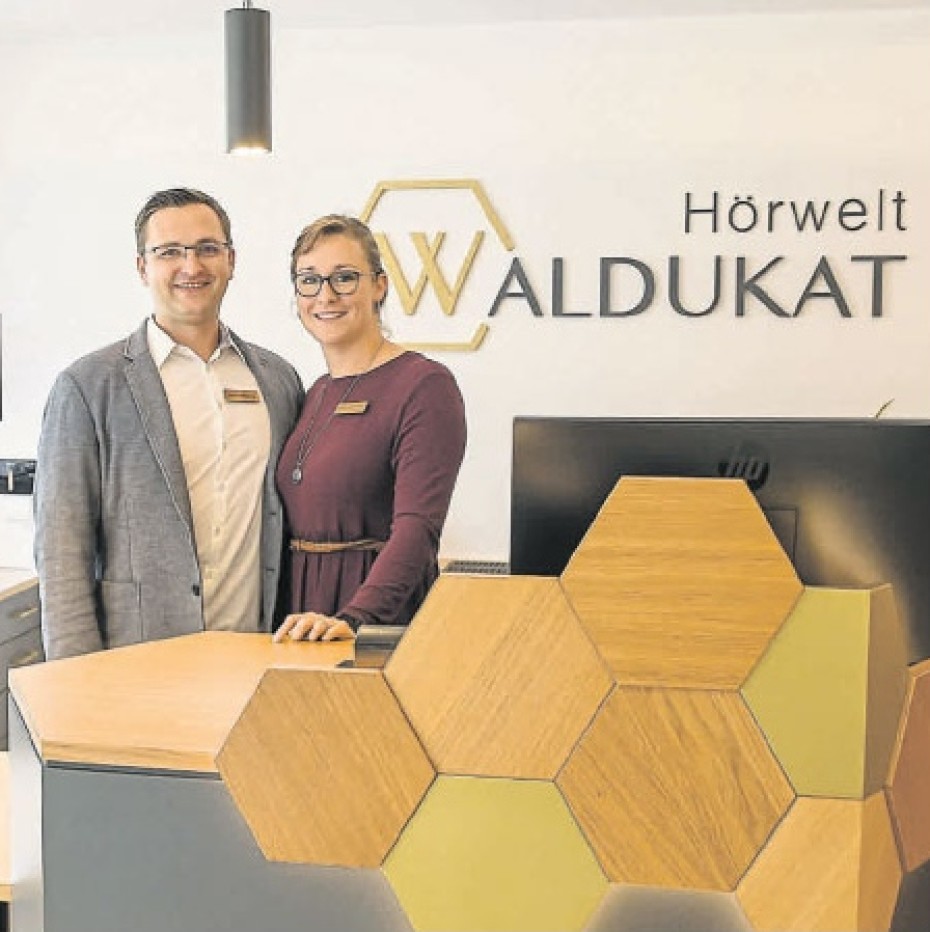 Herr und Frau Waldukat am Tresen des Geschäfts